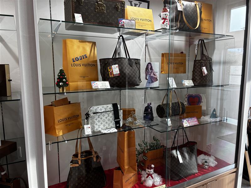 質屋かんてい局仙台泉店では、ブランドバッグを中心に幅広いアイテムの販売と買取を行っています。日常使いしやすい定番トートバッグやハンドバッグはもちろん、人気ブランドの限定モデル、トレンドに合わせたショルダーバッグやミニバッグまで、さまざまなラインナップをご用意しています。店頭では一つひとつ丁寧に状態を確認したうえで陳列しているため、初めての方でも安心してお選びいただけます。また買取では、お客様がお持ちのバッグを専門スタッフがしっかり査定し、素材やデザイン、付属品の有無などを細かくチェックしながら適切な評価を行います。状態に不安があるものや長期間保管していたバッグでもお気軽にご相談いただけます。売るのが初めてという方にもわかりやすく案内し、納得していただけるよう丁寧に対応いたします。地域の皆さまに身近に感じていただける店舗を目指し、購入も買取も気軽に立ち寄れる環境づくりに努めています。今後も幅広いブランドバッグとの出会いを楽しんでいただけるよう、豊富な在庫と安心できるサービスでお待ちしております。