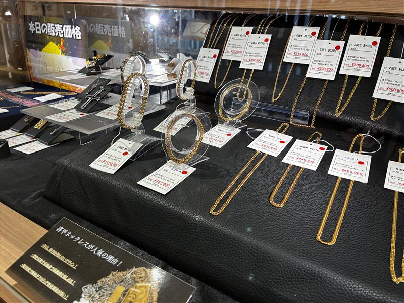 質屋かんてい局仙台泉店では、金やプラチナを中心とした貴金属ジュエリーを幅広く取り扱い、販売と買取の両方に対応しています。店頭にはリングやネックレス、ブレスレット、ピアスなど多彩なアイテムを揃えており、シンプルなデザインから華やかな装飾が施されたものまで、実物を手に取りながら素材の質感や輝きをご確認いただけます。すべてのジュエリーはスタッフが金性のチェックや状態確認を行い、傷や変色の有無、石留めの緩み、付属品の有無など細かな点まで丁寧に確認したうえで販売しているため、初めて貴金属を購入される方でも安心してお選びいただけます。また買取では、変形しているリングや切れてしまったネックレス、片方だけのピアスなど、状態に不安があるアイテムでもお気軽にご相談いただけます。金性や重量など、素材としての価値を専門スタッフが丁寧にチェックし、お客様にわかりやすく説明しながら査定を進めます。査定のみのご来店も歓迎しており、ご自宅に眠ったままのジュエリーの現状価値を知りたいという方にも丁寧に対応いたします。地域の皆さまが安心して貴金属の売買をお任せいただける身近な店舗を目指し、充実したラインナップと丁寧なサービスをご提供しております。購入も査定のご相談も、どうぞお気軽にご利用ください。