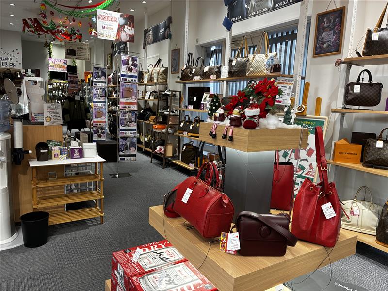 質屋かんてい局仙台泉店は、広々とした店内でバッグや腕時計、アクセサリーを中心とした多彩なアイテムを取り揃え、ゆったりとお買い物をお楽しみいただける環境をご用意しております。バッグは定番の人気モデルから最新のデザインまで幅広く、実際に手に取って素材感や使い心地を確認していただけます。時計コーナーでは、ビジネス向けの上品なモデルからスポーツタイプの本格機械式モデルまで豊富に展開しており、一本一本しっかり点検したうえで販売しています。さらに、アクセサリーコーナーには金やプラチナのジュエリーをはじめ、多様なデザインのアイテムをご用意し、特別な日の贈り物選びにもおすすめです。どの商品も状態を丁寧に確認したうえで陳列しているため、初めての方でも安心してご覧いただけます。スタッフ一同、地域の皆様にとって身近で利用しやすい店舗を目指し、丁寧な接客と分かりやすいご案内を心がけております。ぜひお気軽にお立ち寄りいただき、多彩なラインナップをお楽しみください。皆様のご来店を心よりお待ちしております。