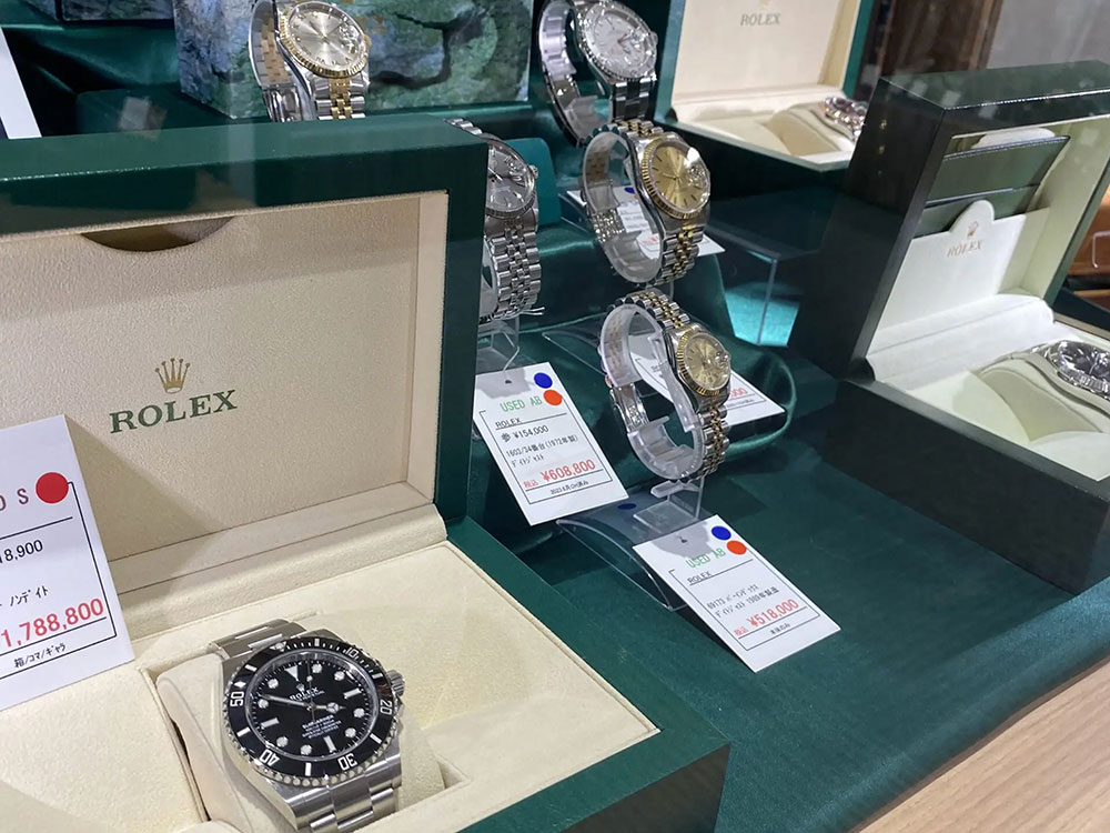 質屋かんてい局仙台泉店では、ロレックスやオメガ、タグホイヤー、 グランドセイコーをはじめとした人気ブランドの腕時計を幅広く取り扱い、販売と買取の両方を行っています。店頭にはスポーツモデルからドレスウォッチ、ビジネスシーンで活躍するシンプルな三針モデル、日常使いしやすい実用時計まで多彩なラインナップを揃えており、実物を手に取りながら選べる環境をご用意しています。すべての時計はスタッフが動作チェックや状態確認を行い、ケースやブレスの細かな傷、日差、付属品の有無などを丁寧に確認したうえで販売しているため、初めて腕時計を購入される方でも安心してお選びいただけます。また買取では、使用感がある時計やオーバーホール時期が近い時計、古いモデルでも遠慮なくご相談いただけます。専門スタッフがブランドやモデル、製造年、ムーブメントの種類、コンディションなどを細かくチェックし、お客様にわかりやすく説明しながら査定を進めます。査定だけのご来店も大歓迎で、まずは現在の価値を知りたいという方にも丁寧に対応いたします。地域の皆さまにとって、信頼して時計の売買をお任せいただける身近な店舗を目指し、安心できるサービスと豊富な品揃えでお待ちしております。購入も査定のご相談も、どうぞお気軽にご利用ください。
