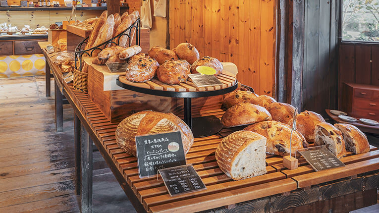 約30種類ほどのハード系フランスパンが並びます